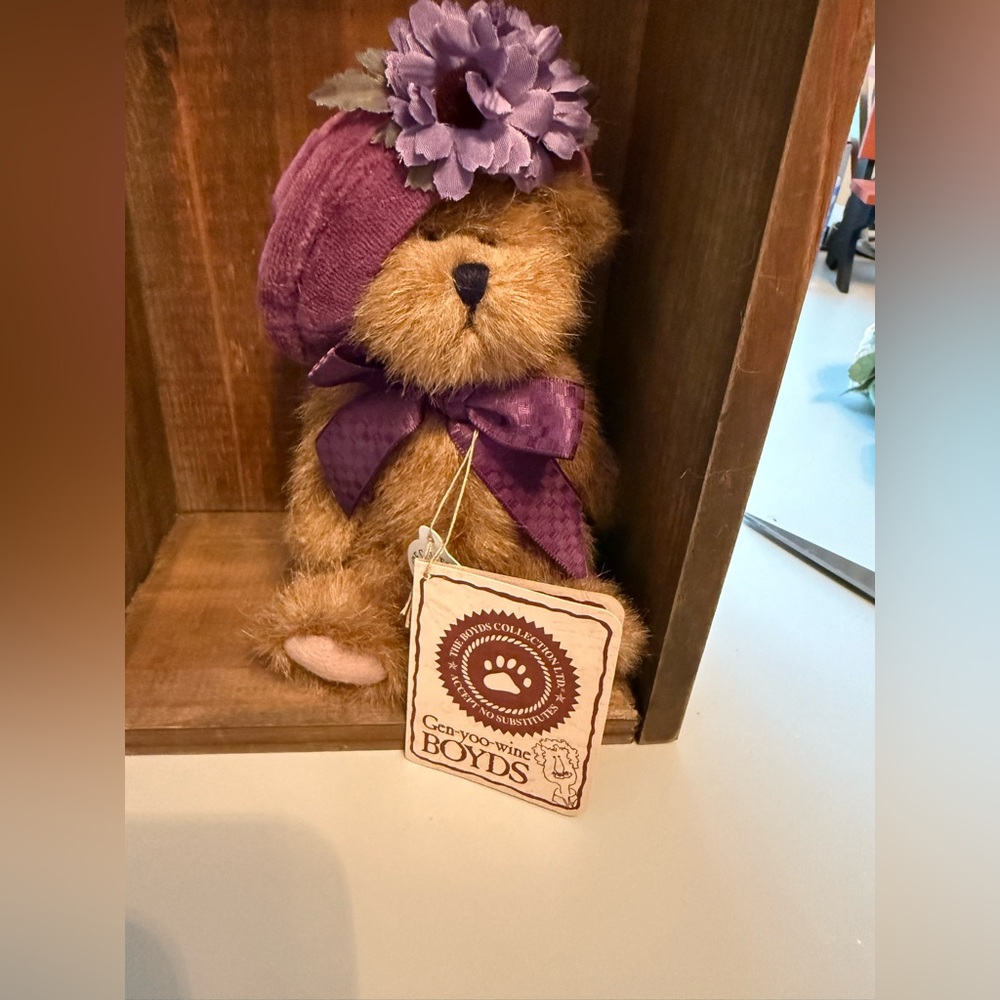 Gen-yoo-wine BOYDS Bears “CASSIDY L. BEARSMARK”